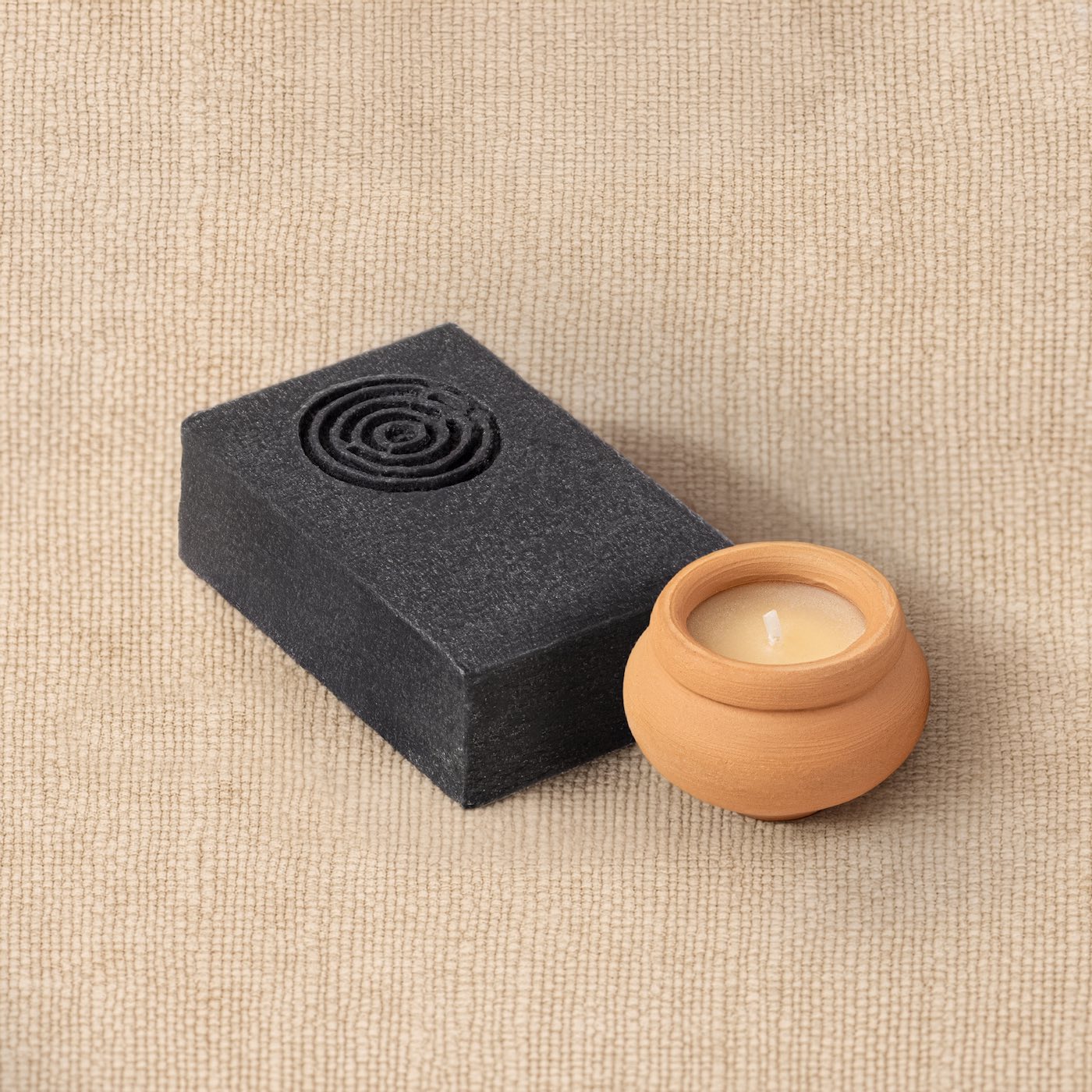 Product photo of a candle and handmade soap presented as a gift box from the Kit of Here.